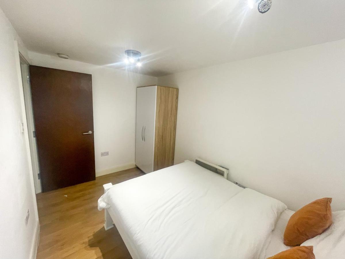 96 Uxbridge Road Apartments London Eksteriør billede